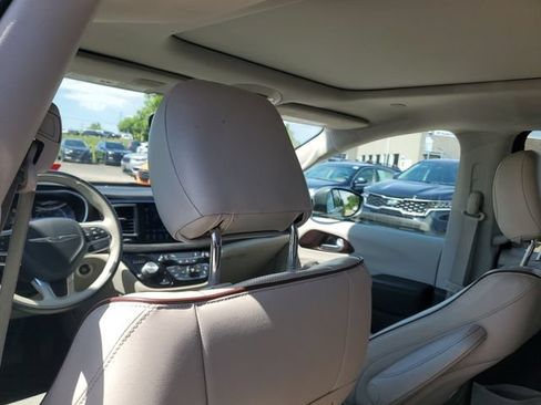Used 2017 Chrysler Pacifica Limited FWD image 9