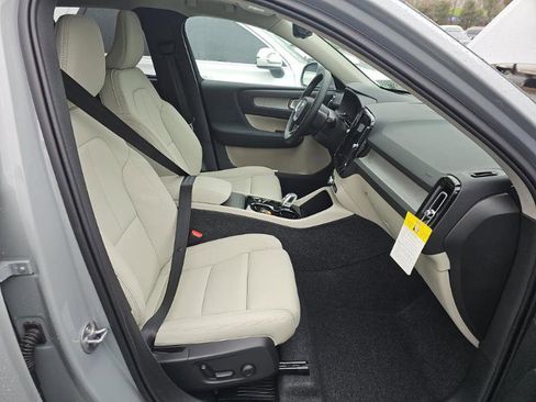 Used 2025 Volvo XC40 B5 Plus image 3