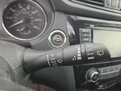 Used 2018 Nissan Rogue SV AWD/4WD image 37