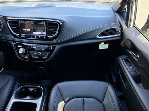New 2026 Chrysler Pacifica Select image 17