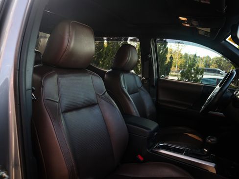 Used 2016 Toyota Tacoma Limited image 33