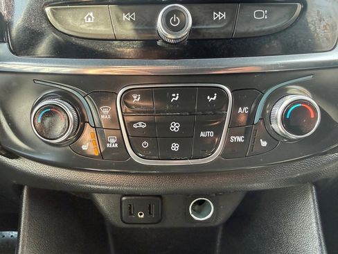 Used 2023 Chevrolet Traverse LT image 28