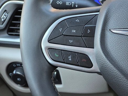 Used 2024 Chrysler Pacifica Touring-L image 18