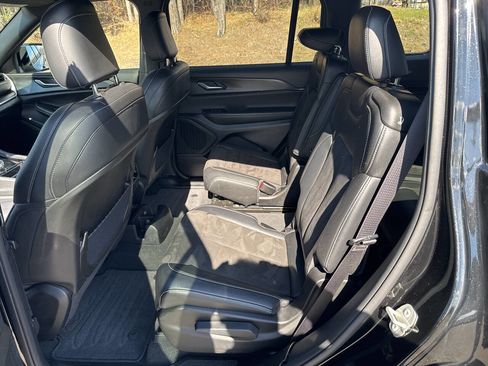 Used 2023 Jeep Grand Cherokee L Laredo image 12