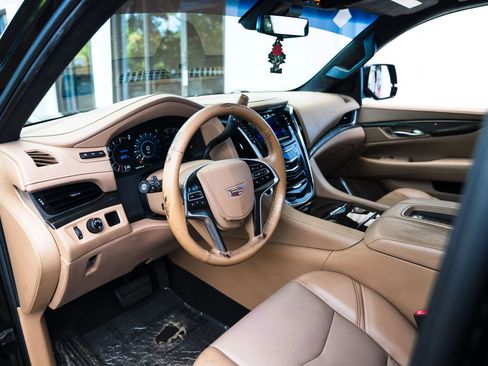 Used 2018 Cadillac Escalade Platinum RWD image 13