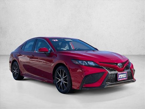 Used 2022 Toyota Camry SE image 3