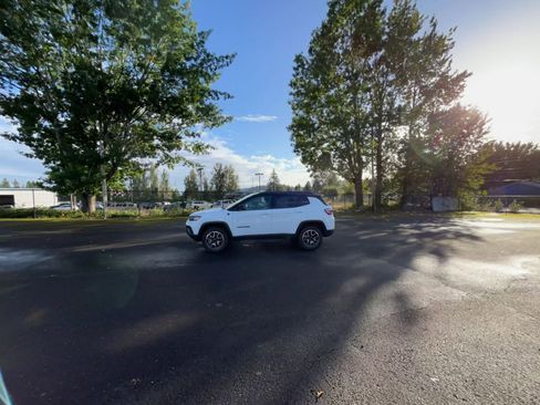 Used 2025 Jeep Compass Trailhawk image 15