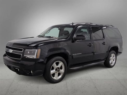 Used 2011 Chevrolet Suburban LT image 3