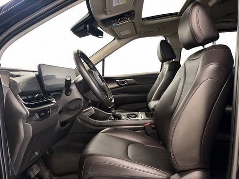 Used 2026 Kia Carnival SX w/ SX Dark Edition Package FWD image 16