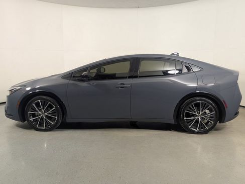 Used 2025 Toyota Prius XLE FWD image 4