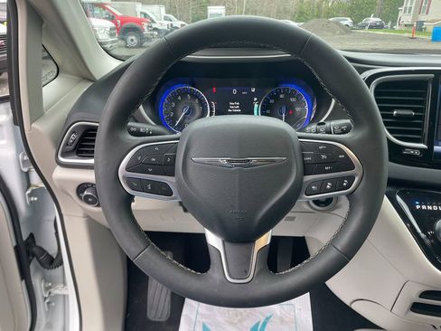 Used 2024 Chrysler Pacifica Touring-L FWD image 15