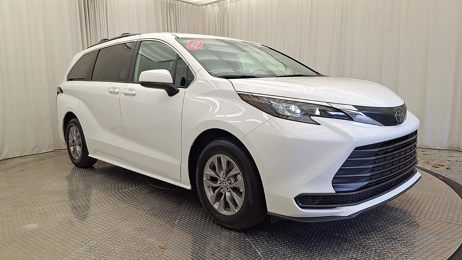 Certified 2026 Toyota Sienna LE AWD/4WD image 9