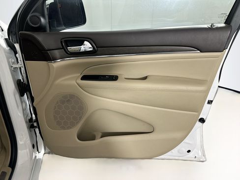 Used 2020 Jeep Grand Cherokee Overland RWD image 33
