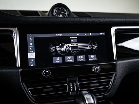 Certified 2024 Porsche Macan AWD/4WD image 18