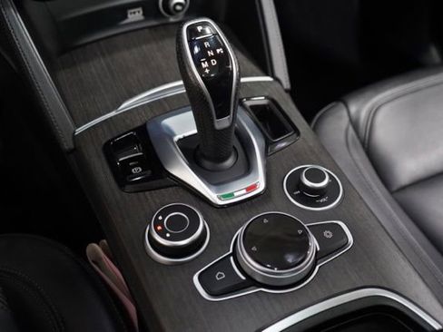 Used 2020 Alfa Romeo Stelvio Ti w/ Active Blind Spot Package AWD/4WD image 28