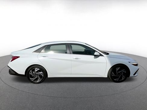 Used 2025 Hyundai Elantra Limited image 12