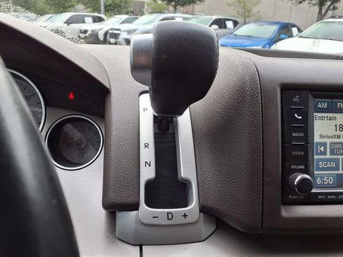 Used 2011 Volkswagen Routan SE FWD image 15