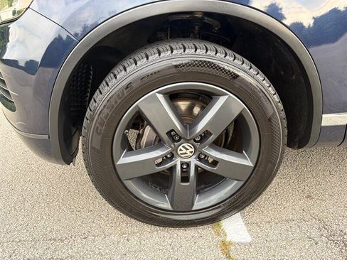 Used 2012 Volkswagen Touareg TDI AWD/4WD image 30