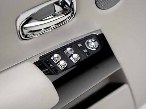 Used 2013 Rolls-Royce Phantom Drophead Coupe image 57