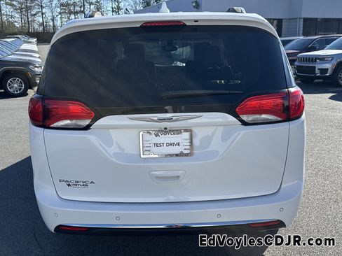 Used 2019 Chrysler Pacifica Touring-L image 4