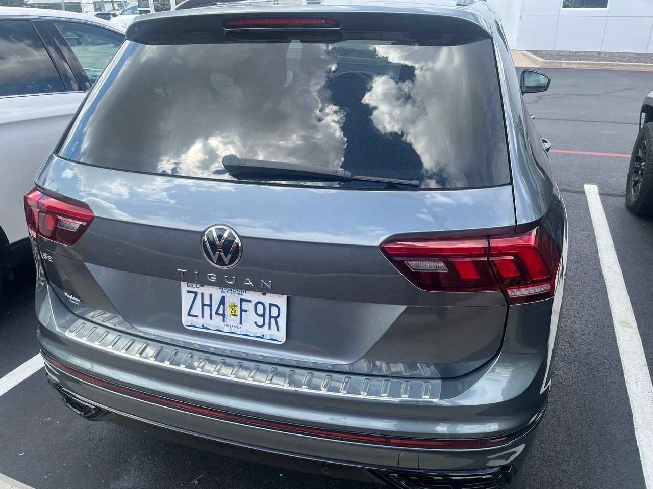 Used 2022 Volkswagen Tiguan SE R-Line FWD image 5