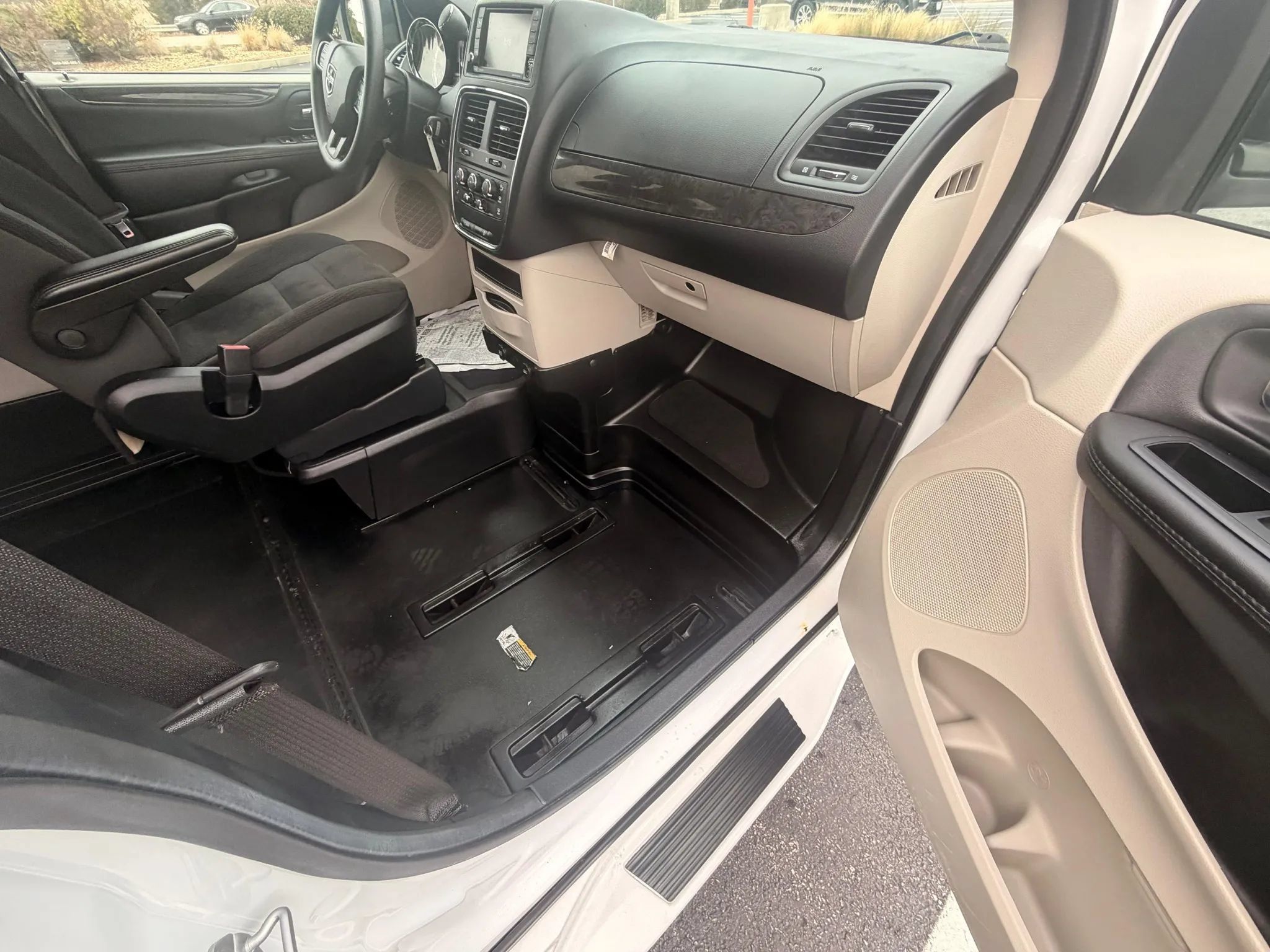 Used 2019 Dodge Grand Caravan SE FWD image 9