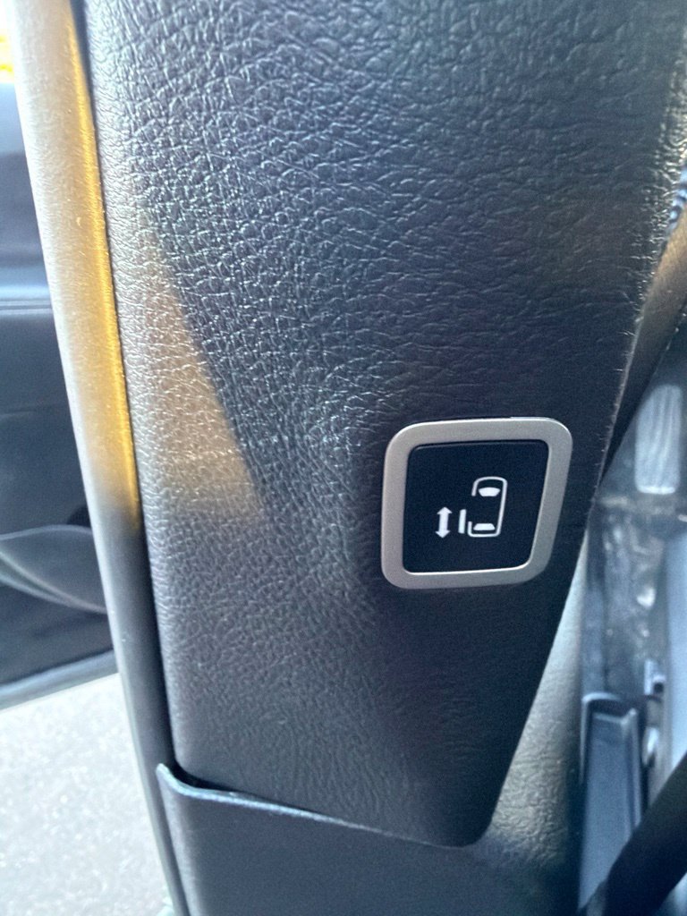 Used 2024 Chrysler Pacifica Touring FWD image 10