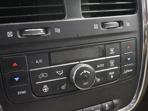 Used 2015 Chrysler Town & Country Touring w/ Driver Convenience Group image 34