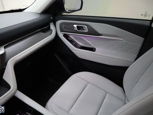 Certified 2025 Ford Explorer Platinum w/ Ultimate Package AWD/4WD image 24