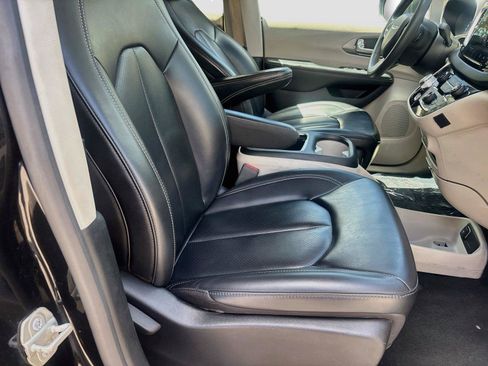 Used 2023 Chrysler Pacifica Touring-L FWD image 24