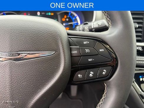 Used 2022 Chrysler Pacifica Limited w/ Uconnect Theater Family Group FWD image 3