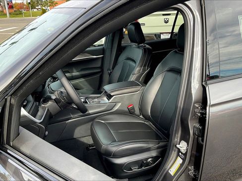 New 2025 Jeep Grand Cherokee L Limited w/ Black Appearance Package AWD/4WD image 10