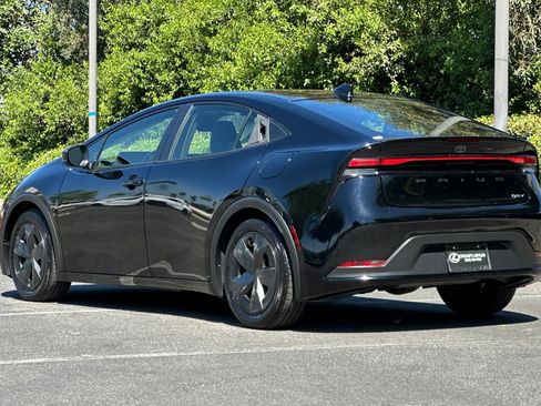 Used 2024 Toyota Prius LE FWD image 3