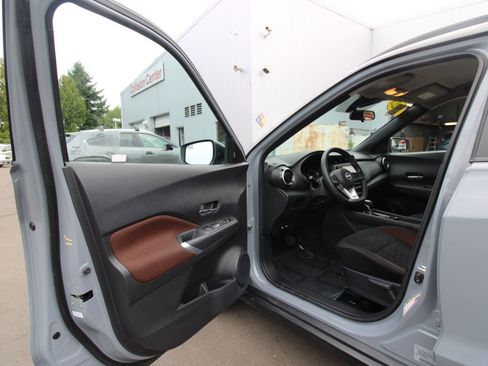 Used 2023 Nissan Kicks SR image 9