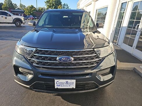 Used 2023 Ford Explorer XLT image 3