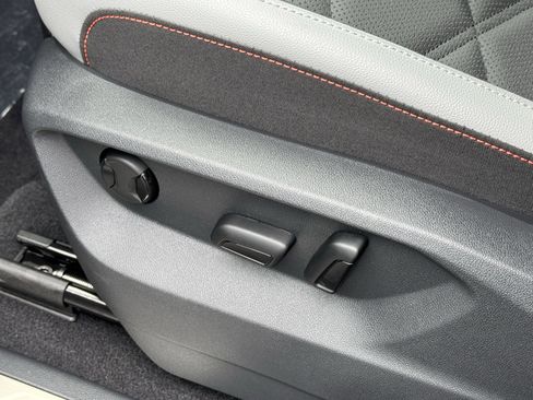 Used 2025 Volkswagen Atlas Peak Edition SE image 18