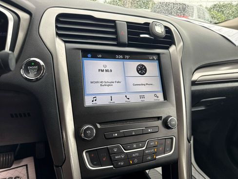 Used 2017 Ford Fusion SE w/ Fusion SE Technology Package FWD image 19