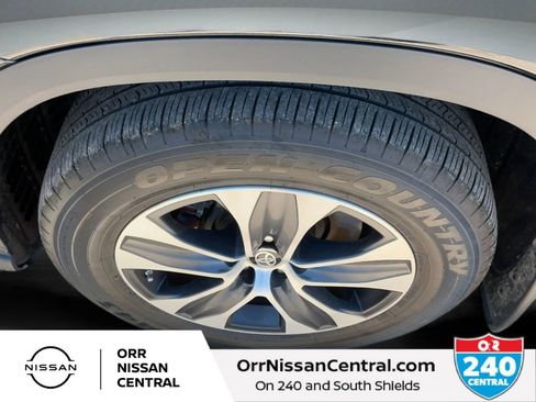 Used 2023 Toyota Highlander XLE AWD/4WD image 9
