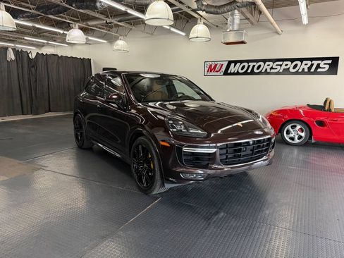 Used 2016 Porsche Cayenne Turbo S AWD/4WD image 2
