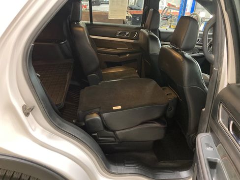 Used 2019 Ford Explorer XLT w/ Equipment Group 202A AWD/4WD image 8