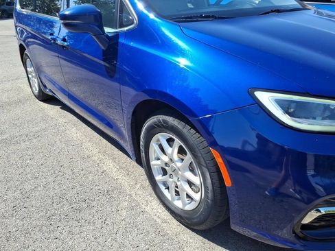 Used 2021 Chrysler Pacifica Touring-L FWD image 17