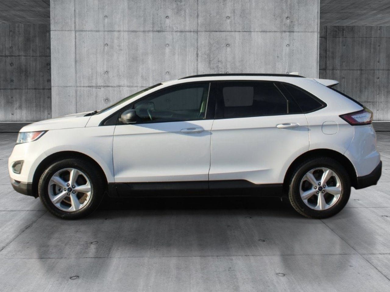 Used 2017 Ford Edge SE FWD image 2
