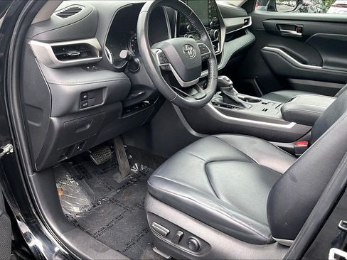 Used 2022 Toyota Highlander XLE AWD/4WD image 13