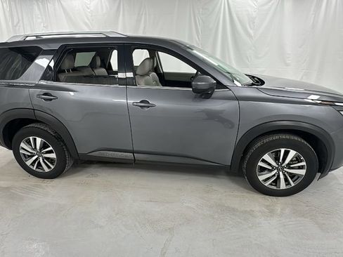 Used 2025 Nissan Pathfinder SL image 2