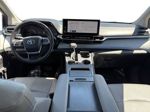 Used 2025 Toyota Sienna XLE FWD image 14
