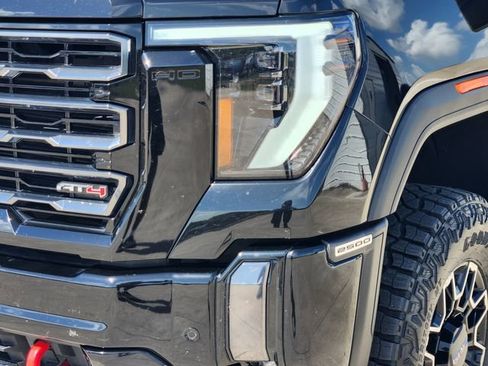 Used 2024 GMC Sierra 2500 AT4 w/ AT4 Preferred Package AWD/4WD image 9