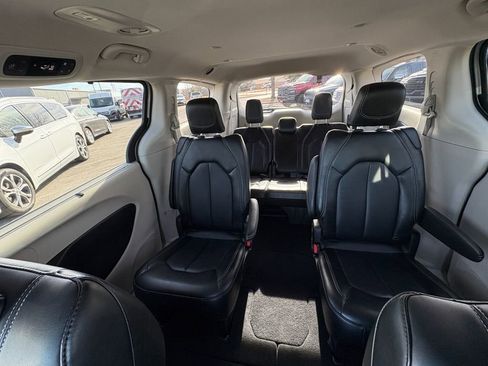 Used 2024 Chrysler Pacifica Touring-L image 5
