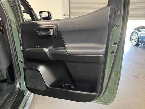 Used 2021 Toyota Tacoma TRD Off-Road w/ Technology Package AWD/4WD image 15