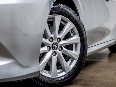 Used 2018 Toyota Camry LE image 20