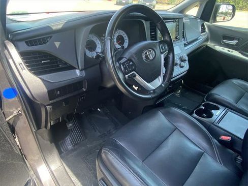 Certified 2019 Toyota Sienna SE FWD image 20